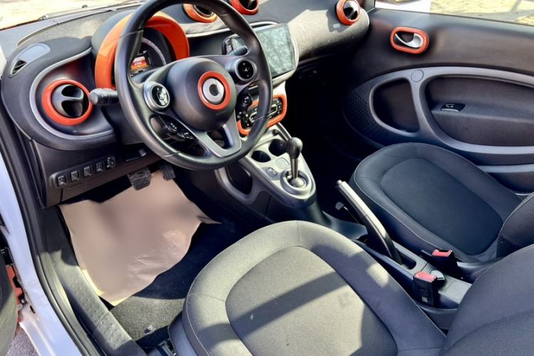 Used smart fortwo 2016 1.0L 52 kW Convertible Passion Edition Interior 4