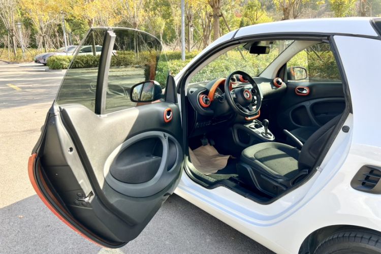 Used smart fortwo 2016 1.0L 52 kW Convertible Passion Edition Interior 5