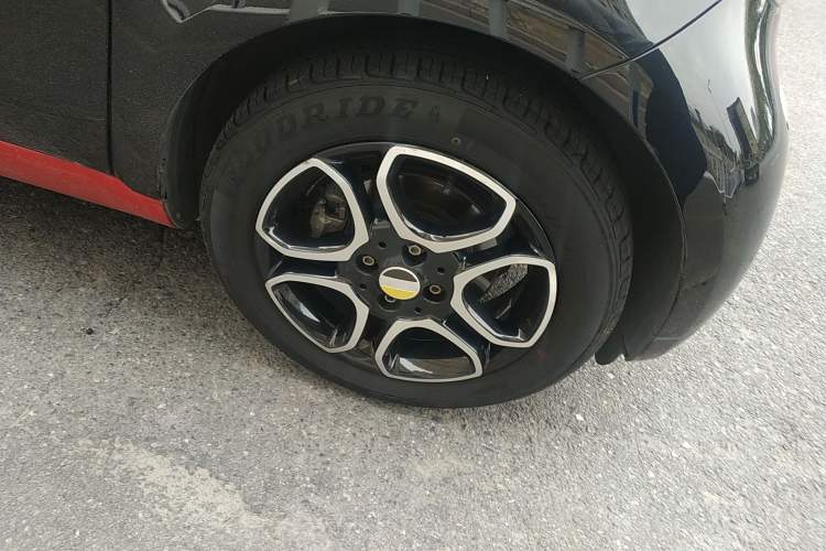 Used smart fortwo 2016 0.9T 66 kW Convertible Pioneer Edition Right Front Wheel Hub