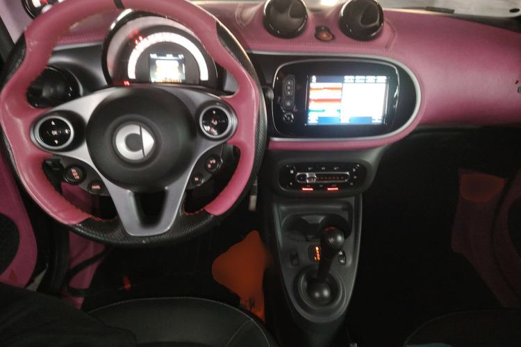 Used smart fortwo 2016 0.9T 66 kW Convertible Pioneer Edition Center Console