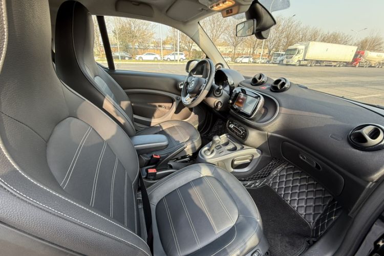 Used smart fortwo 2016 0.9T 66kW Hardtop Pioneer Edition Interior 11