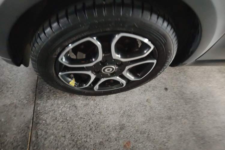 Used smart fortwo 2016 0.9T 66 kW Convertible Pioneer Edition Left Front Wheel Hub