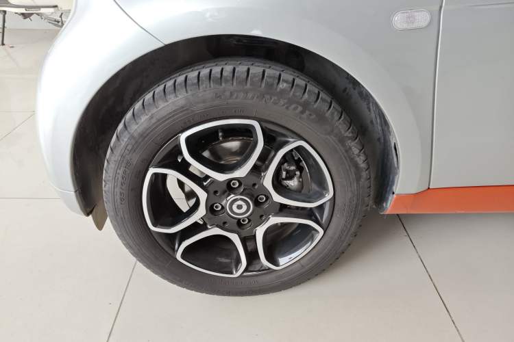 Used smart fortwo 2016 0.9T 66kW Hardtop Pioneer Edition Left Front Wheel Hub