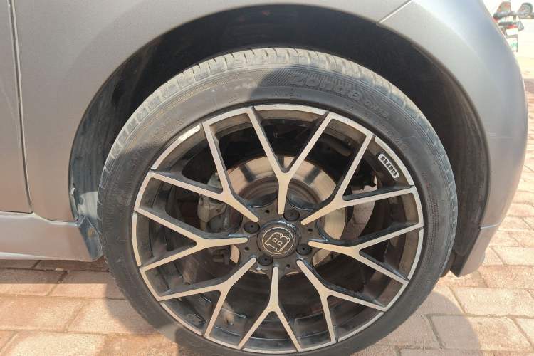 Used smart fortwo 2016 0.9T 66 kW Convertible Pioneer Edition Right Front Wheel Hub
