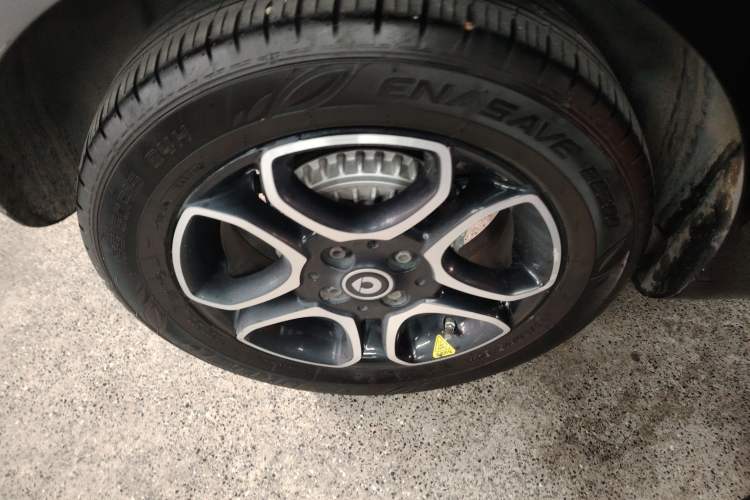 Used smart fortwo 2016 0.9T 66 kW Convertible Pioneer Edition Right Rear Wheel Hub
