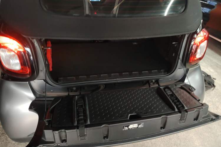 Used smart fortwo 2016 0.9T 66 kW Convertible Pioneer Edition Trunk