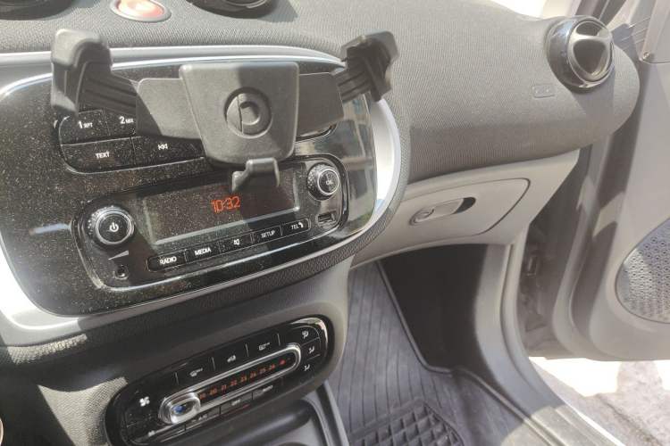 Used smart fortwo 2016 1.0L 52 kW Convertible Passion Edition Audio And AC Panel
