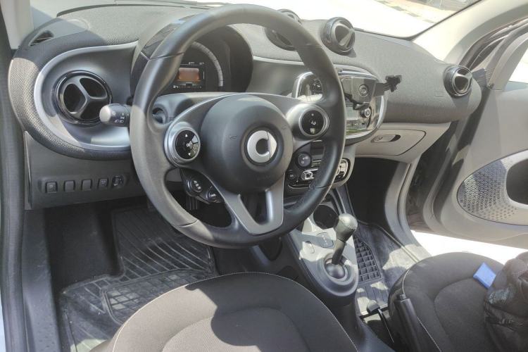 Used smart fortwo 2016 1.0L 52 kW Convertible Passion Edition Center Console