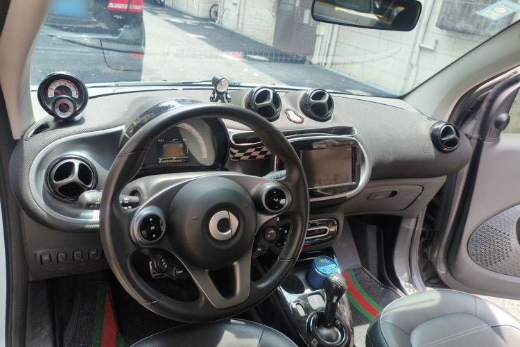 Used smart fortwo 2016 0.9T 66 kW Convertible Pioneer Edition Center Console
