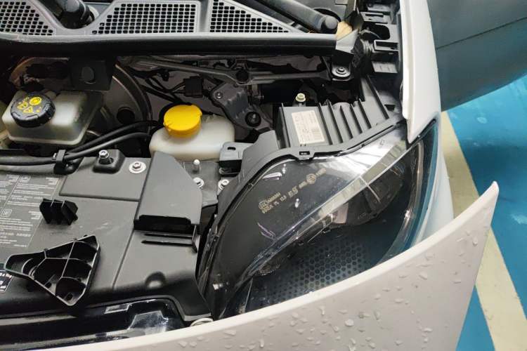 Used smart fortwo 2016 0.9T 66kW Hardtop Pioneer Edition Engine Bay Left