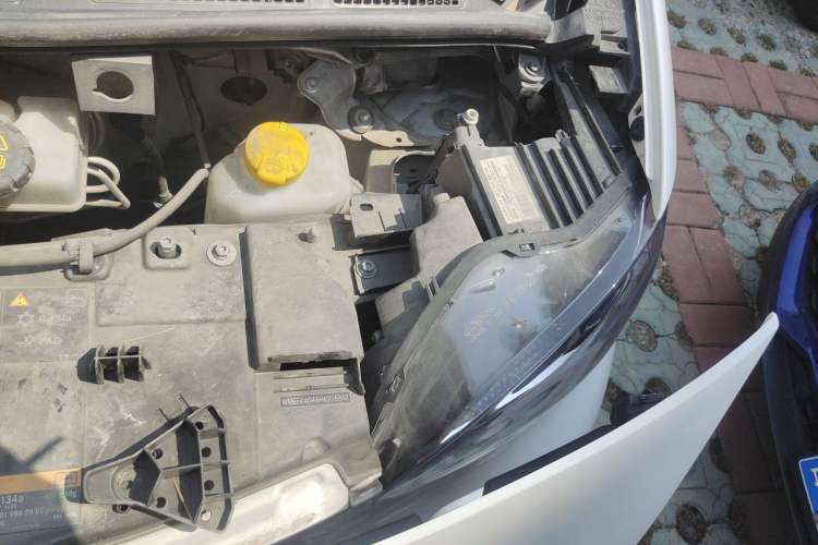 Used smart fortwo 2016 1.0L 52 kW Convertible Passion Edition Engine Bay Left