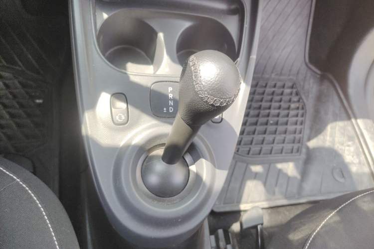 Used smart fortwo 2016 1.0L 52 kW Convertible Passion Edition Gear Lever