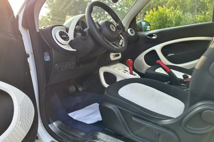 Used smart fortwo 2016 1.0L 52 kW Convertible Passion Edition Interior 1