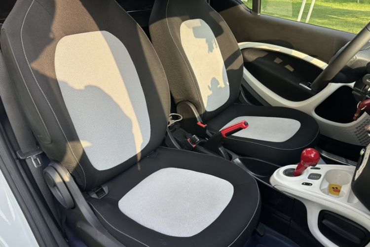 Used smart fortwo 2016 1.0L 52 kW Convertible Passion Edition Interior 2