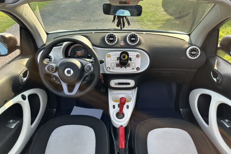 Used smart fortwo 2016 1.0L 52 kW Convertible Passion Edition Interior 6
