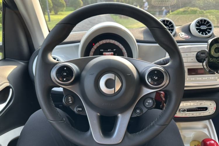 Used smart fortwo 2016 1.0L 52 kW Convertible Passion Edition Interior 7
