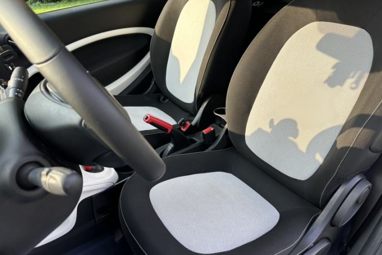 Used smart fortwo 2016 1.0L 52 kW Convertible Passion Edition Interior 8