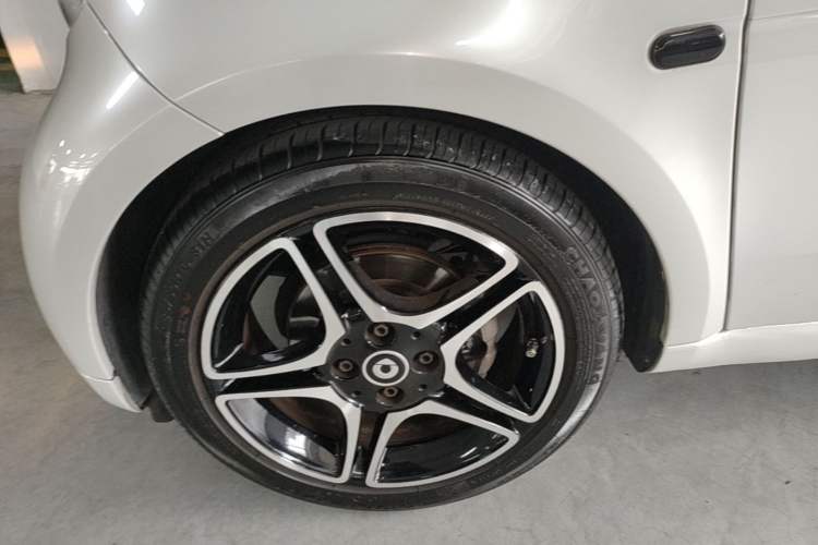 Used smart fortwo 2016 0.9T 66kW Convertible Ultimate Edition Left Front Wheel Hub
