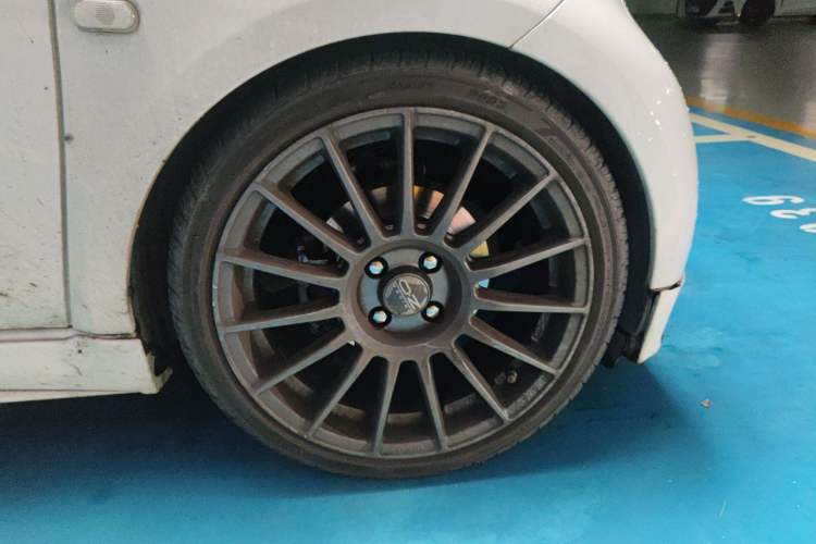 Used smart fortwo 2016 0.9T 66kW Hardtop Pioneer Edition Right Front Wheel Hub