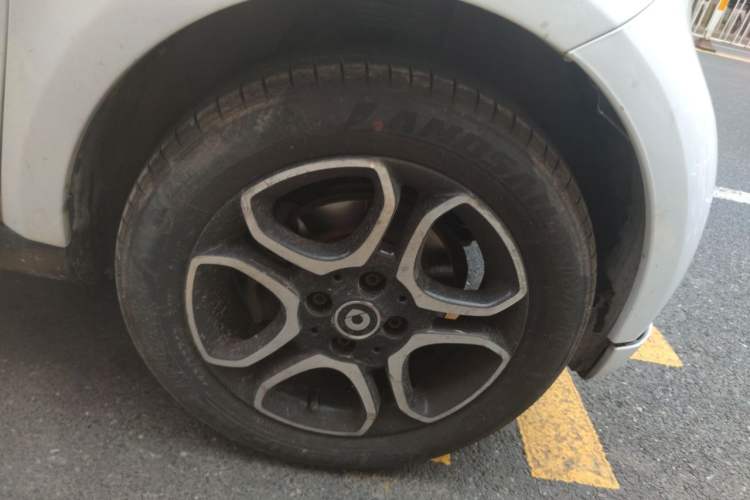 Used smart fortwo 2016 0.9T 66kW Hardtop Pioneer Edition Right Front Wheel Hub