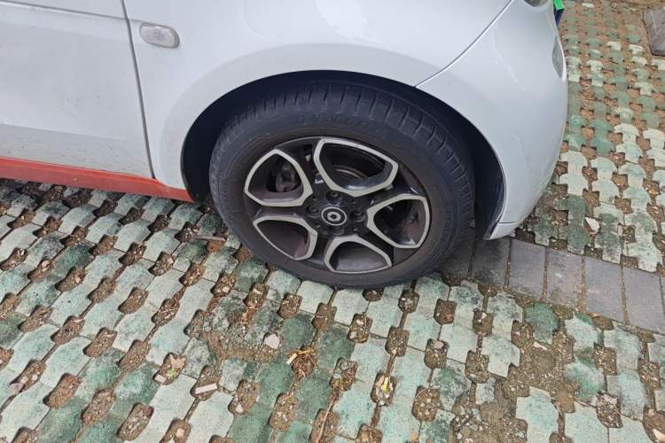 Used smart fortwo 2016 0.9T 66kW Hardtop Pioneer Edition Right Front Wheel Hub