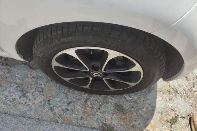 Used smart fortwo 2016 1.0L 52 kW Convertible Passion Edition Right Front Wheel Hub