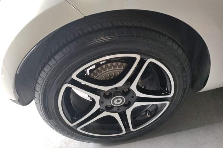 Used smart fortwo 2016 0.9T 66kW Convertible Ultimate Edition Right Rear Wheel Hub