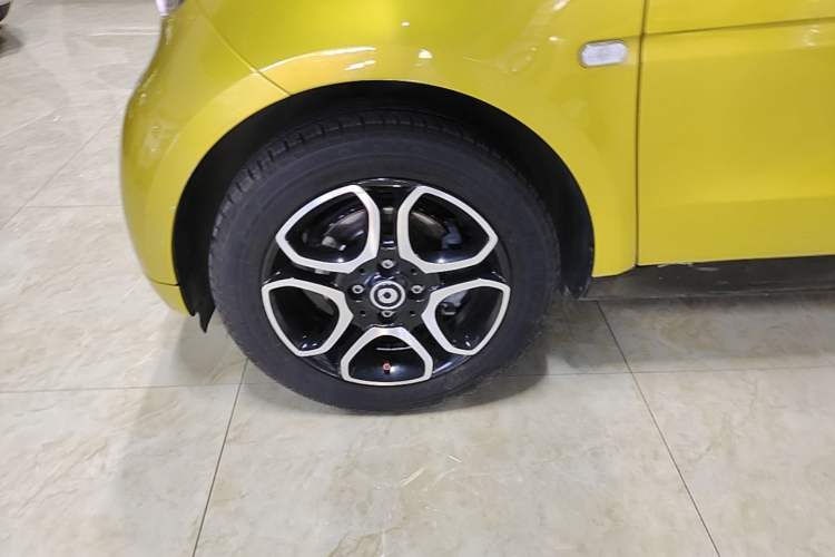 Used smart fortwo 2016 0.9T 66kW Hardtop Pioneer Edition Left Front Wheel Hub