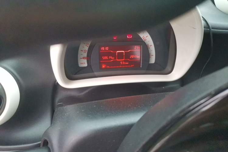Used smart fortwo 2016 1.0L Grey Ranger Special Edition Odometer Close Up