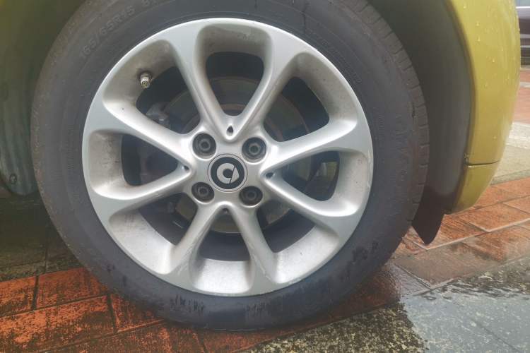 Used smart fortwo 2016 1.0L Grey Ranger Special Edition Right Front Wheel Hub