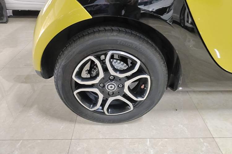 Used smart fortwo 2016 0.9T 66kW Hardtop Pioneer Edition Right Rear Wheel Hub