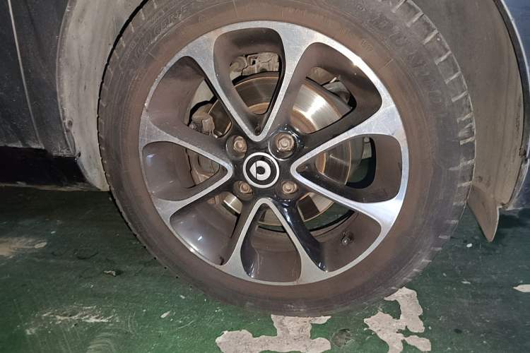 Used smart fortwo 2017 1.0L 52kW New Sound Special Edition China V Emission Standard Right Front Wheel Hub
