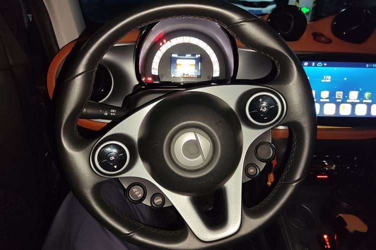 Used smart fortwo 2017 1.0L 52kW New Sound Special Edition China V Emission Standard Steering Wheel