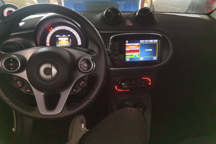Used smart fortwo 2017 1.0L 52kW New Sound Special Edition China V Emission Standard Center Console