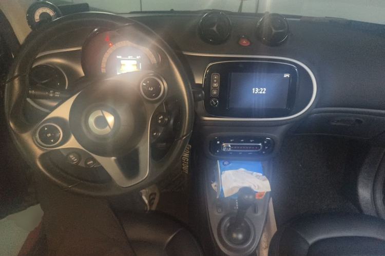 Used smart fortwo 2017 1.0L 52kW New Sound Special Edition China V Emission Standard Center Console