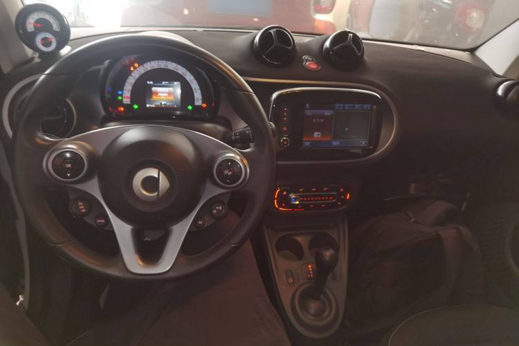 Used smart fortwo 2017 1.0L 52kW New Sound Special Edition China V Emission Standard Center Console