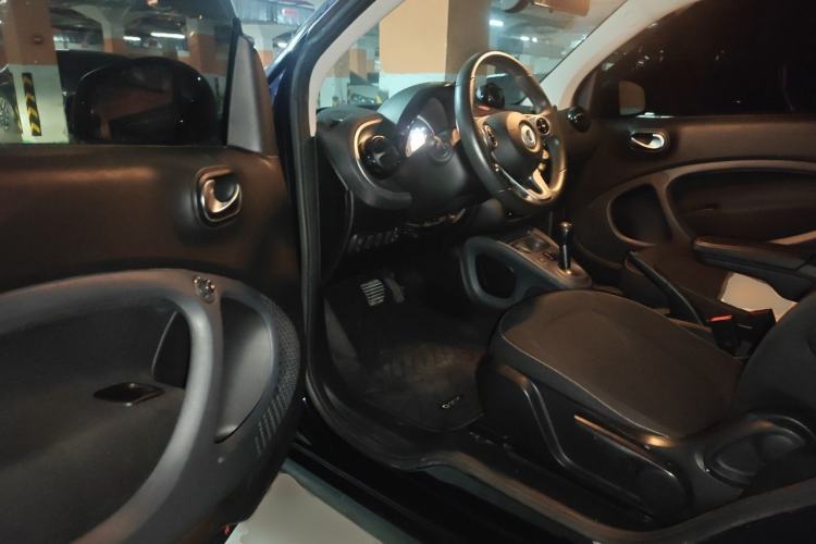 Used smart fortwo 2017 Model 1.0L 52 kW Melody Blue Special Edition China V Standard Driver Seat