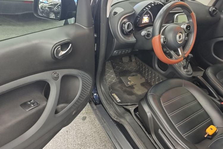 Used smart fortwo 2017 Model 1.0L 52 kW Melody Blue Special Edition China V Standard Driver Seat