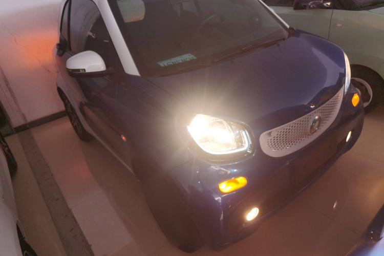 Used smart fortwo 2017 1.0L 52kW New Sound Special Edition China V Emission Standard Front Right 45 Deg