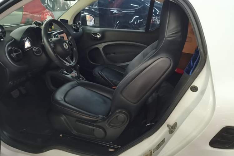 Used smart fortwo 2017 1.0L 52kW New Sound Special Edition China V Emission Standard Left Front Seat