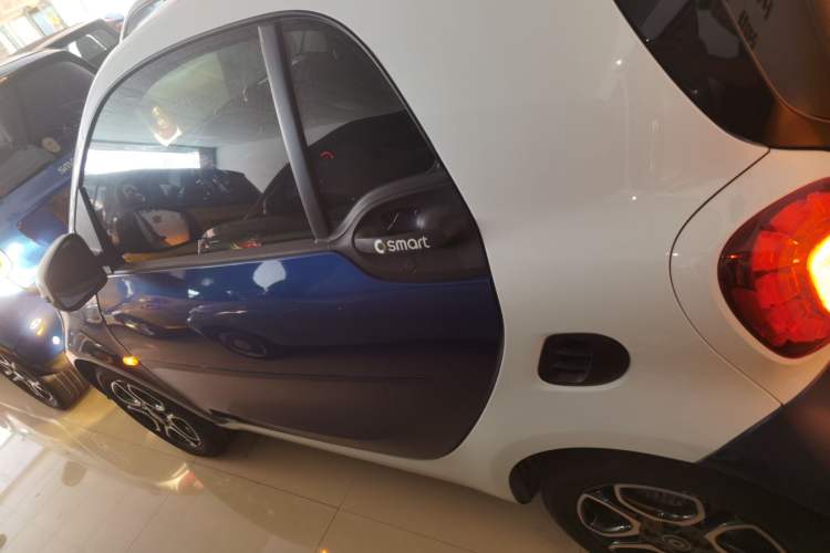 Used smart fortwo 2017 1.0L 52kW New Sound Special Edition China V Emission Standard Left Side