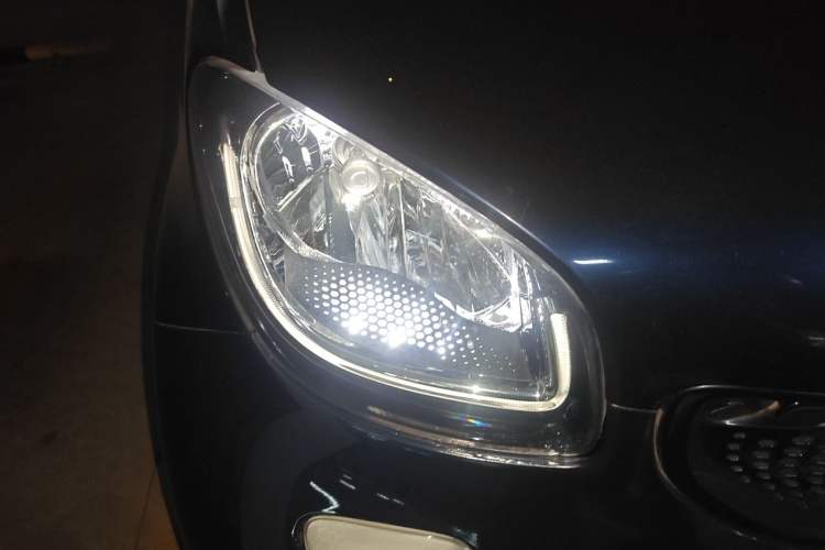 Used smart fortwo 2017 Model 1.0L 52 kW Melody Blue Special Edition China V Standard Right Front Headlight