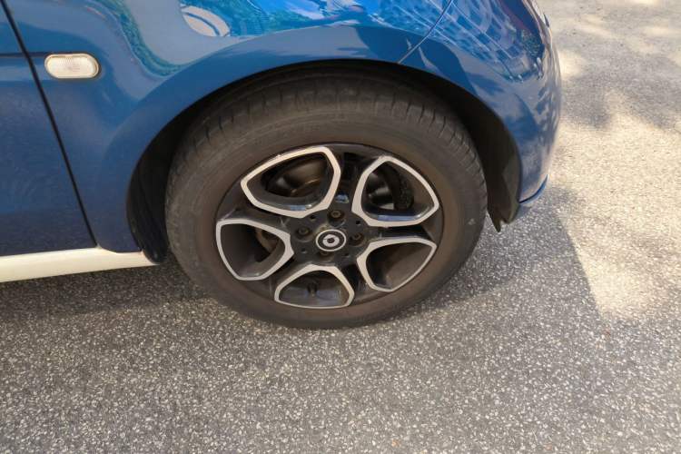 Used smart fortwo 2017 1.0L 52kW Hardtop Affection Special Edition Right Front Wheel Hub