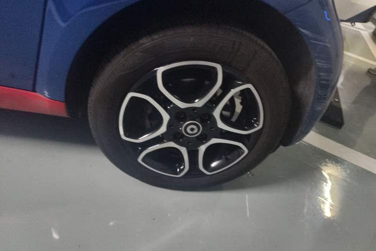 Used smart fortwo 2017 1.0L 52kW New Sound Special Edition China V Emission Standard Right Front Wheel Hub
