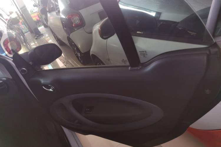 Used smart fortwo 2017 1.0L 52kW New Sound Special Edition China V Emission Standard Right Rear Door Interior