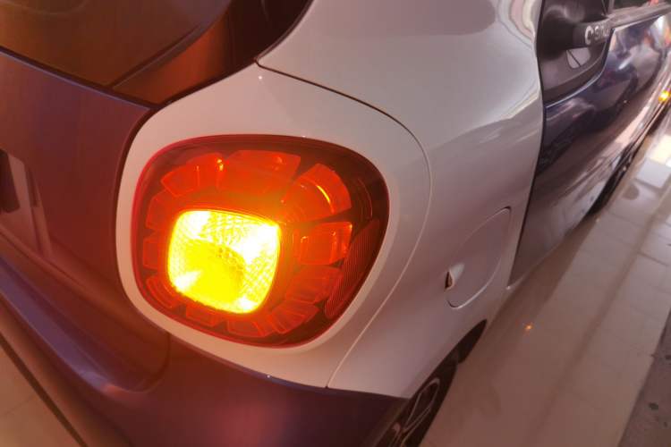 Used smart fortwo 2017 1.0L 52kW New Sound Special Edition China V Emission Standard Right Rear Taillight