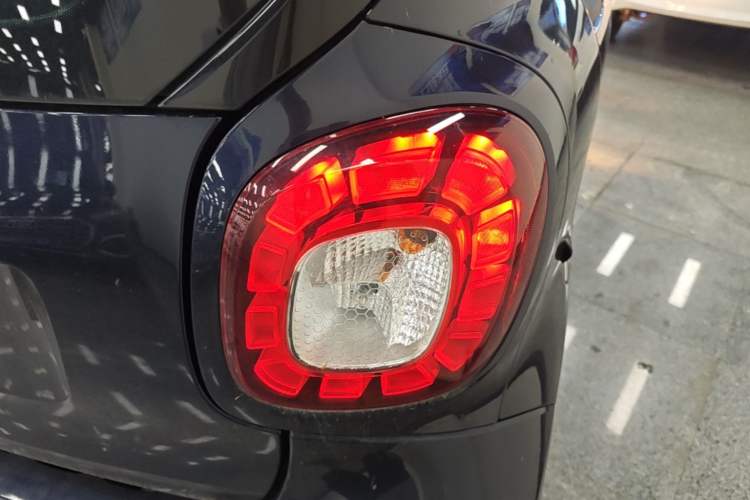 Used smart fortwo 2017 Model 1.0L 52 kW Melody Blue Special Edition China V Standard Right Rear Taillight