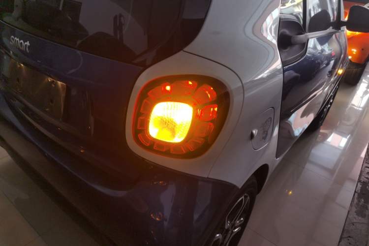 Used smart fortwo 2017 1.0L 52kW New Sound Special Edition China V Emission Standard Right Rear Taillight
