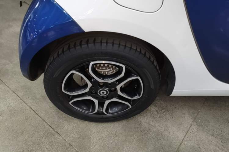 Used smart fortwo 2017 1.0L 52kW New Sound Special Edition China V Emission Standard Right Rear Wheel Hub