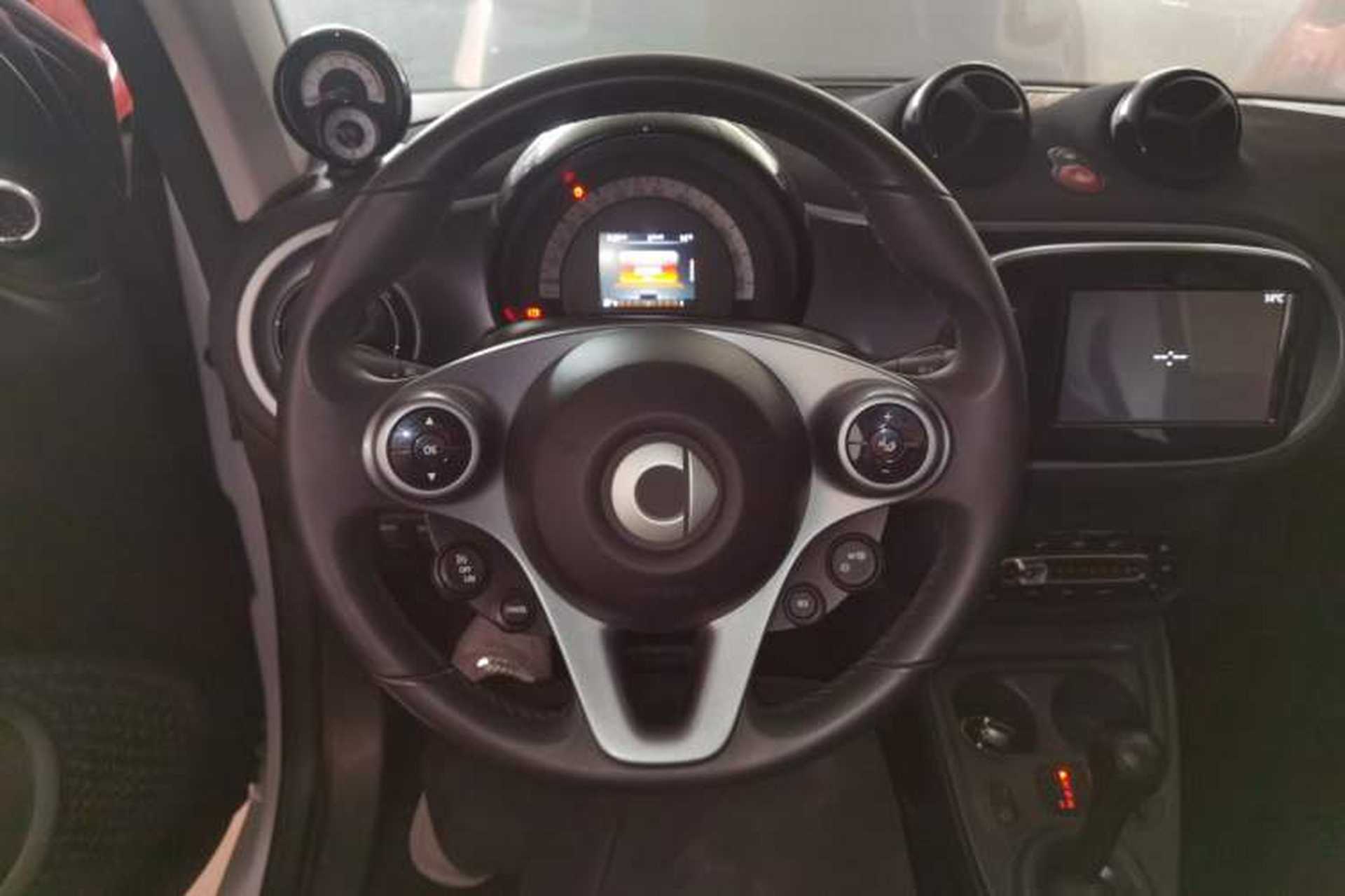 Used smart fortwo 2017 1.0L 52kW New Sound Special Edition China V Emission Standard Steering Wheel